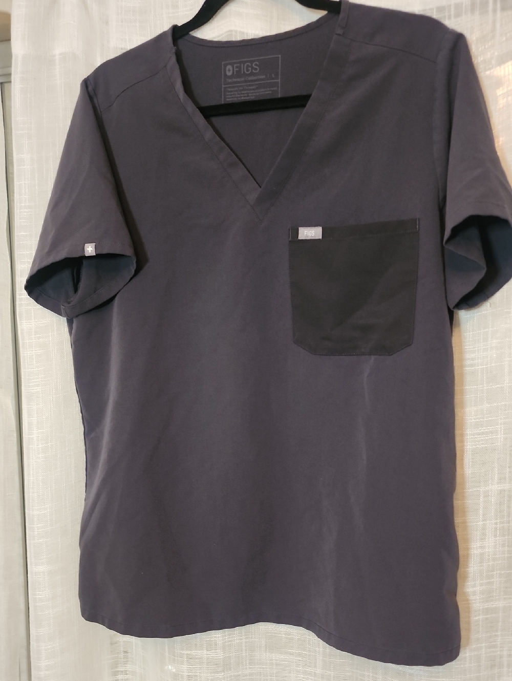 Figs Catarina Short-Sleeve V-Neck Shirt in Charcoal with Black Pocket